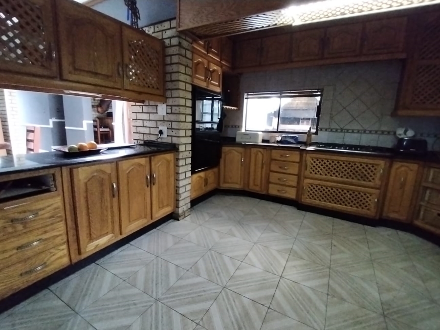 5 Bedroom Property for Sale in Safari Gardens North West